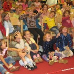 Amüsierte Kinder auf einer Zaubershow