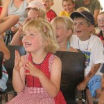 Faszinierte Kinder auf einer Zaubershow