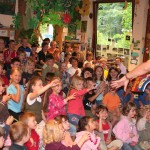 Kinderpublikum in einer Bibliothek
