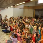 Matzelli steht vor Kindergruppe vom Sommerferienprogramm