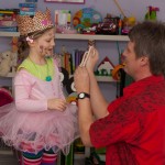 Matzelli und ein als Prinzessin verkleidetes Mädchen