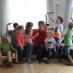 Zauberer Matzelli mit Kindern im Wohnzimmer