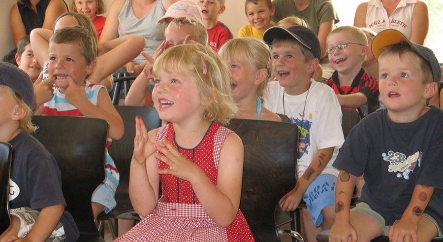 Staunende Kinder bei der Zaubershow