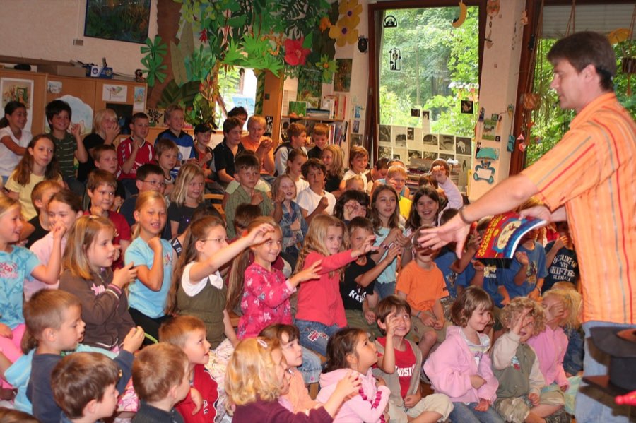 Matzelli zaubert in der Bibliothek